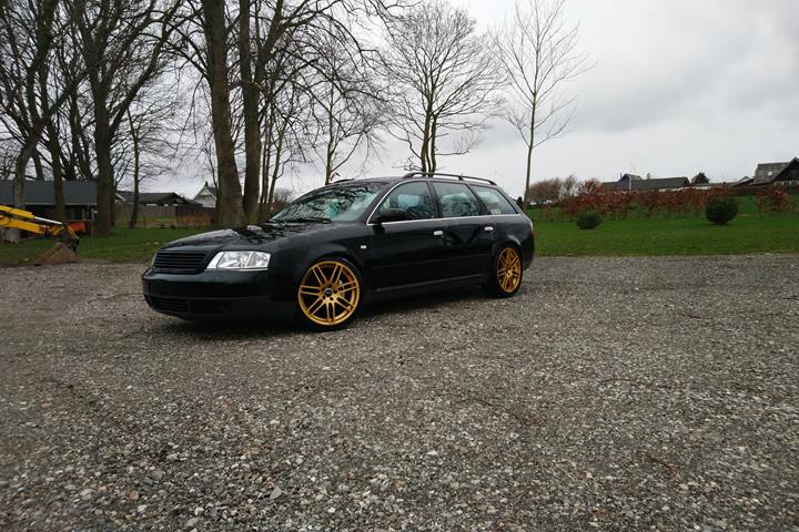 Sort Audi A6 fra 1998