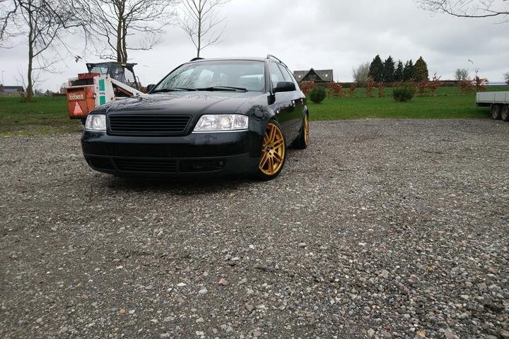 Sort Audi A6 fra 1998