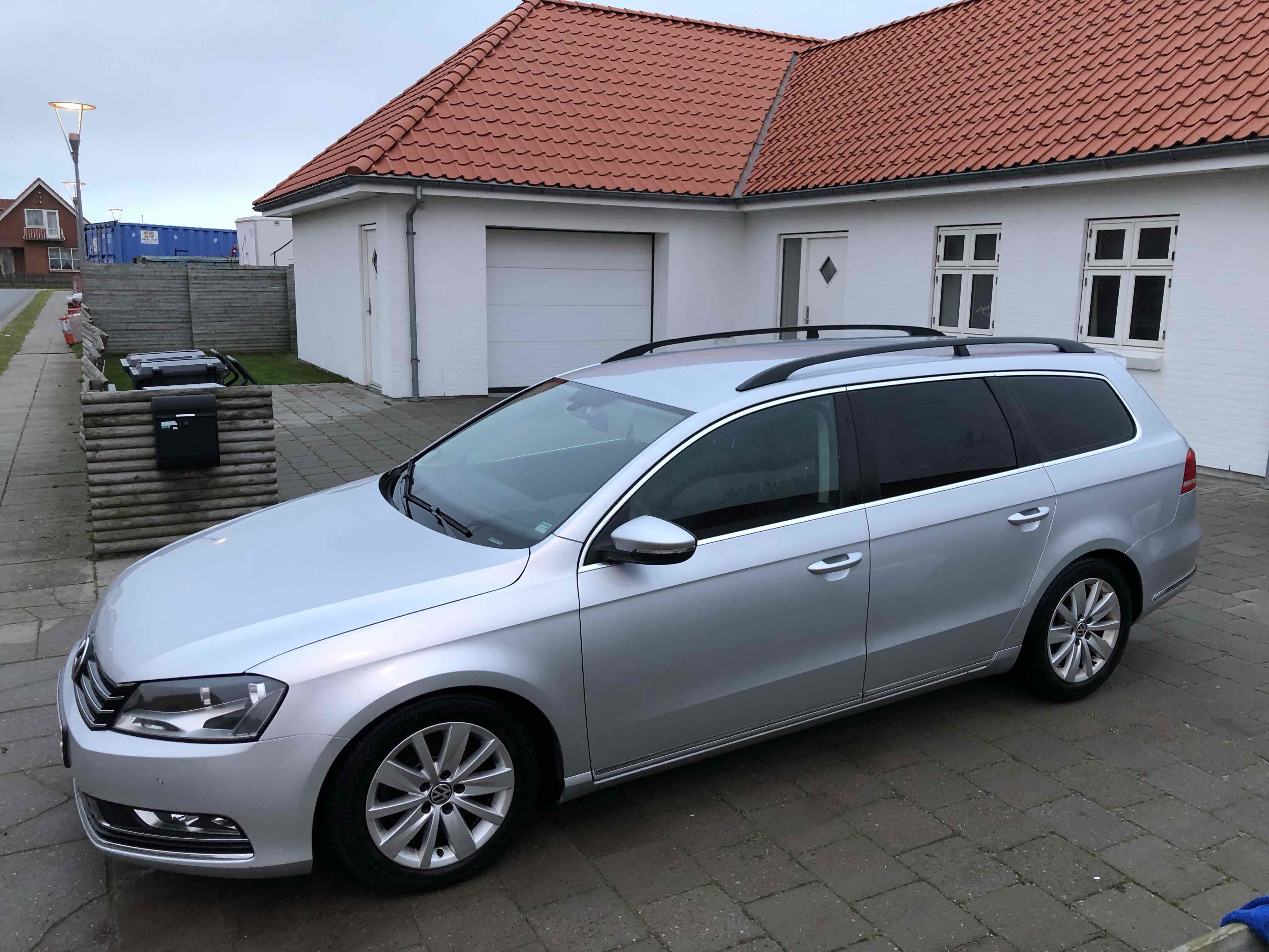 Grå VW Passat fra 2012