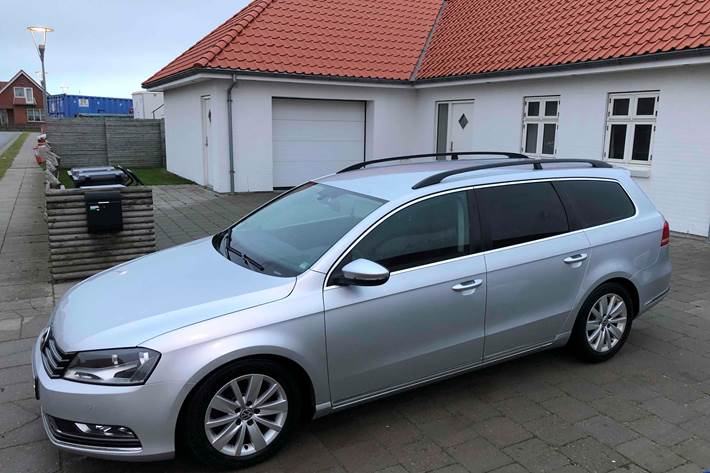 Grå VW Passat fra 2012