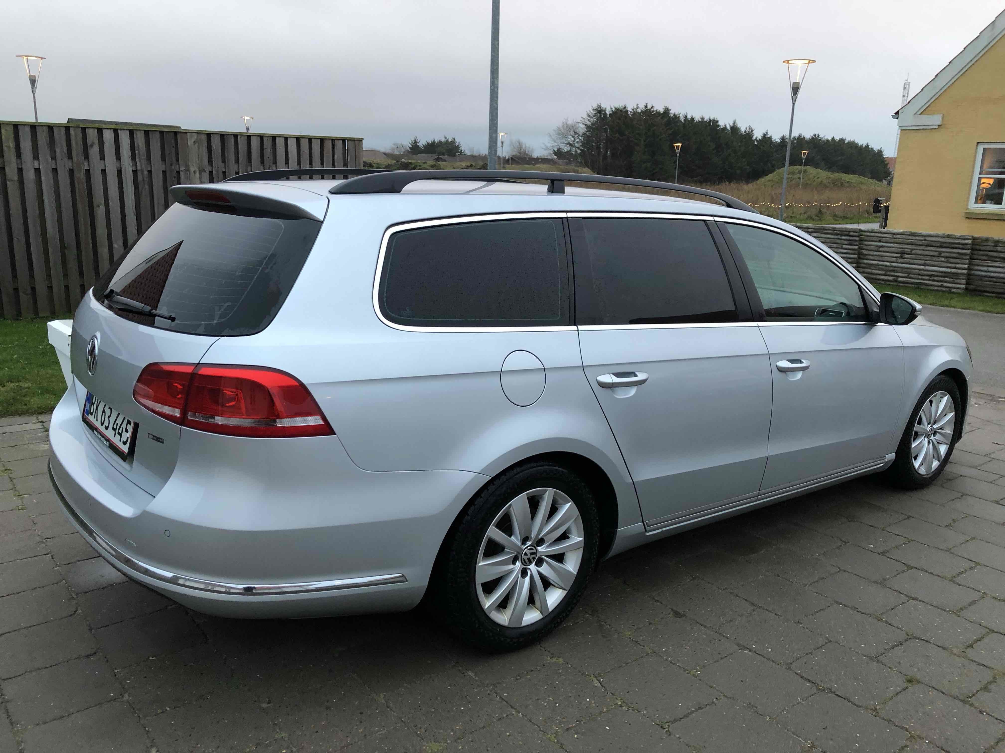 Grå VW Passat fra 2012
