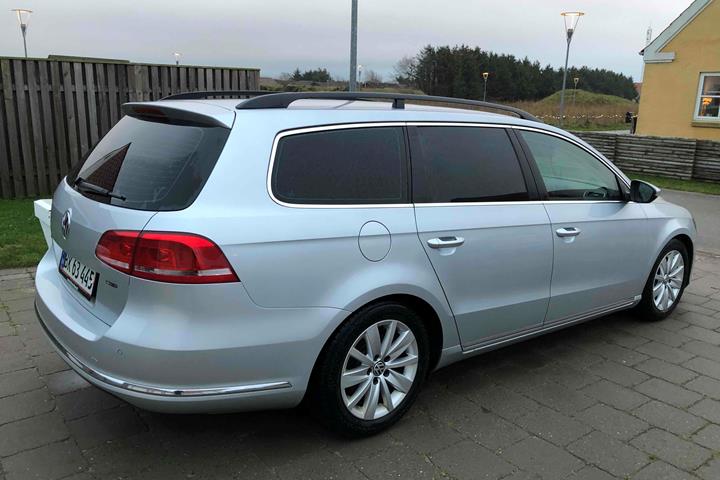 Grå VW Passat fra 2012