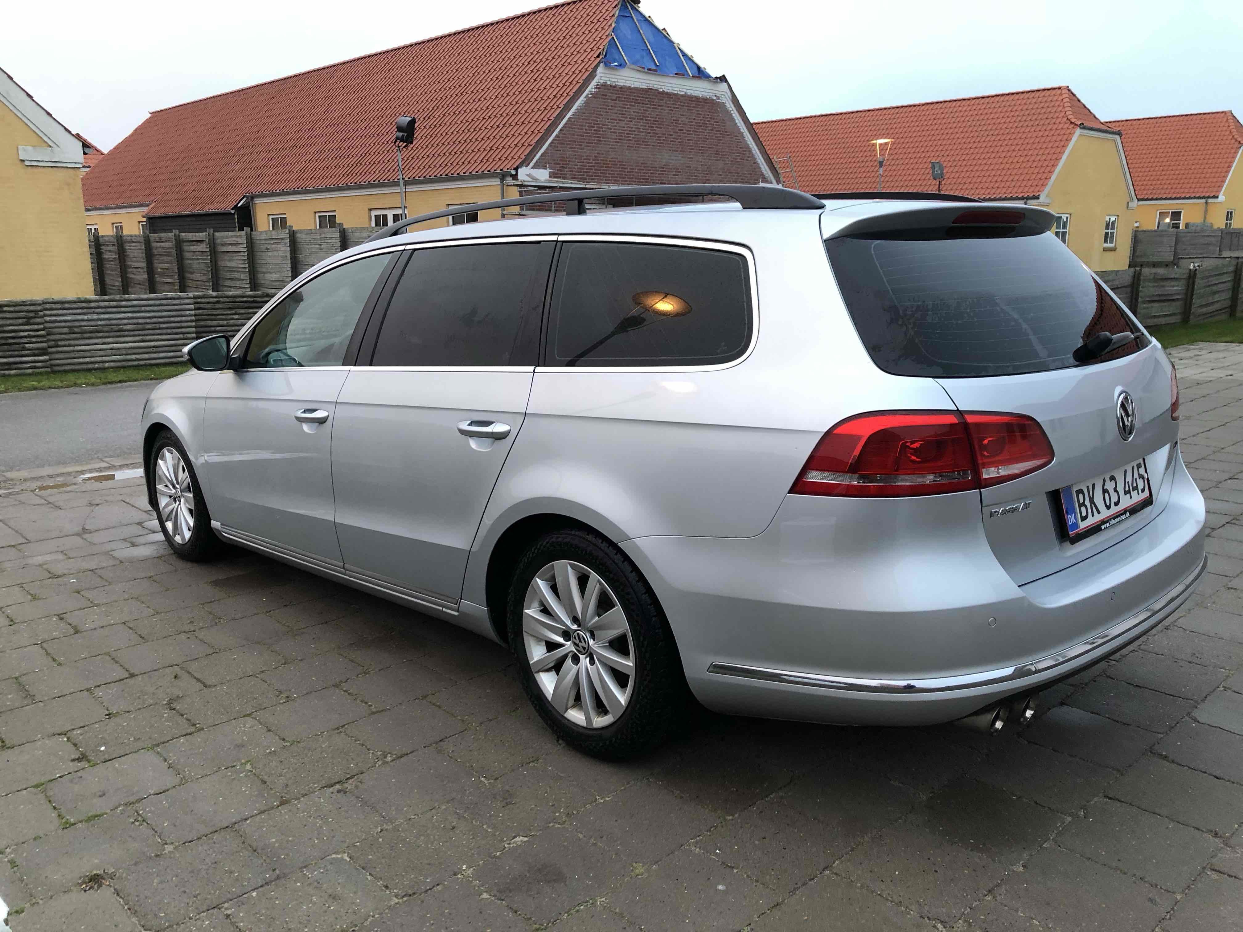 Grå VW Passat fra 2012