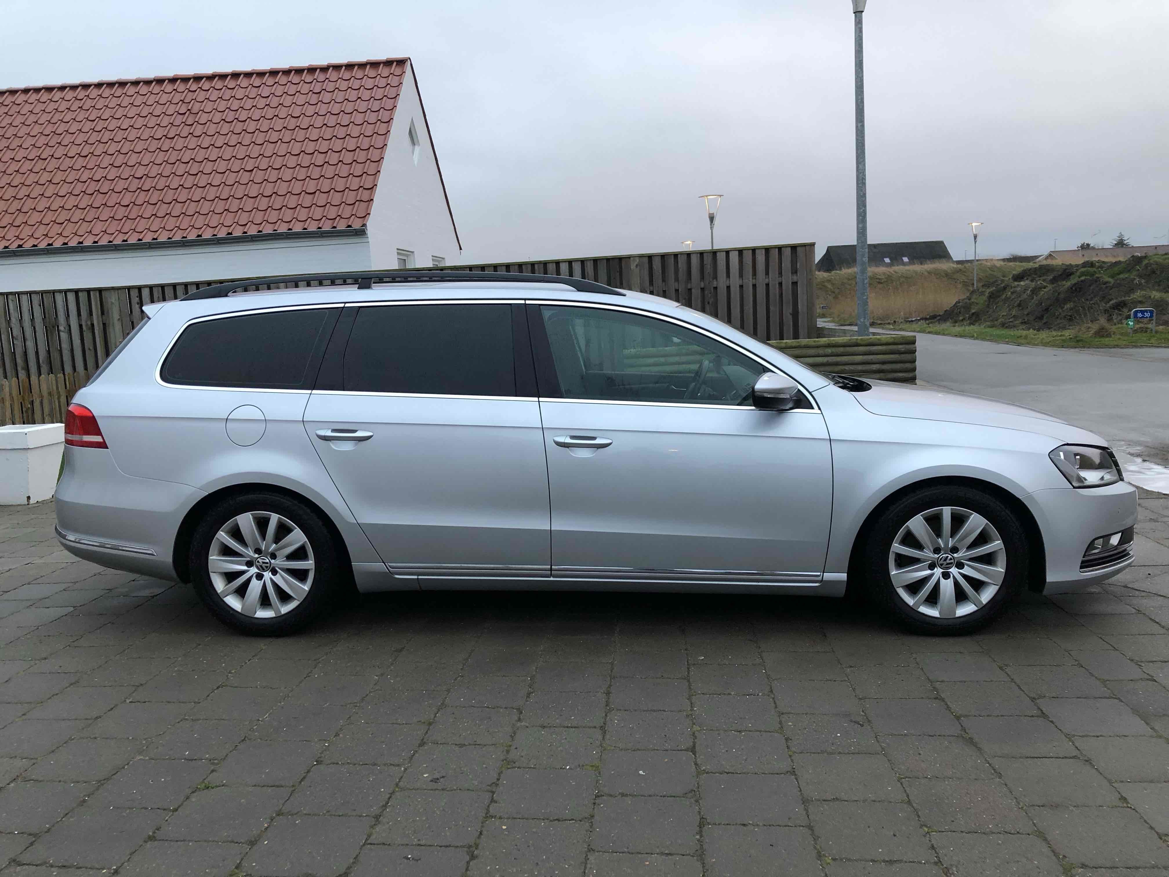 Grå VW Passat fra 2012