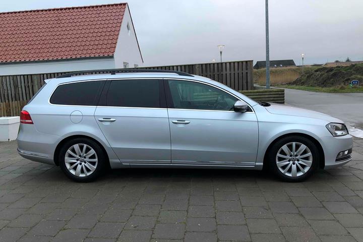 Grå VW Passat fra 2012