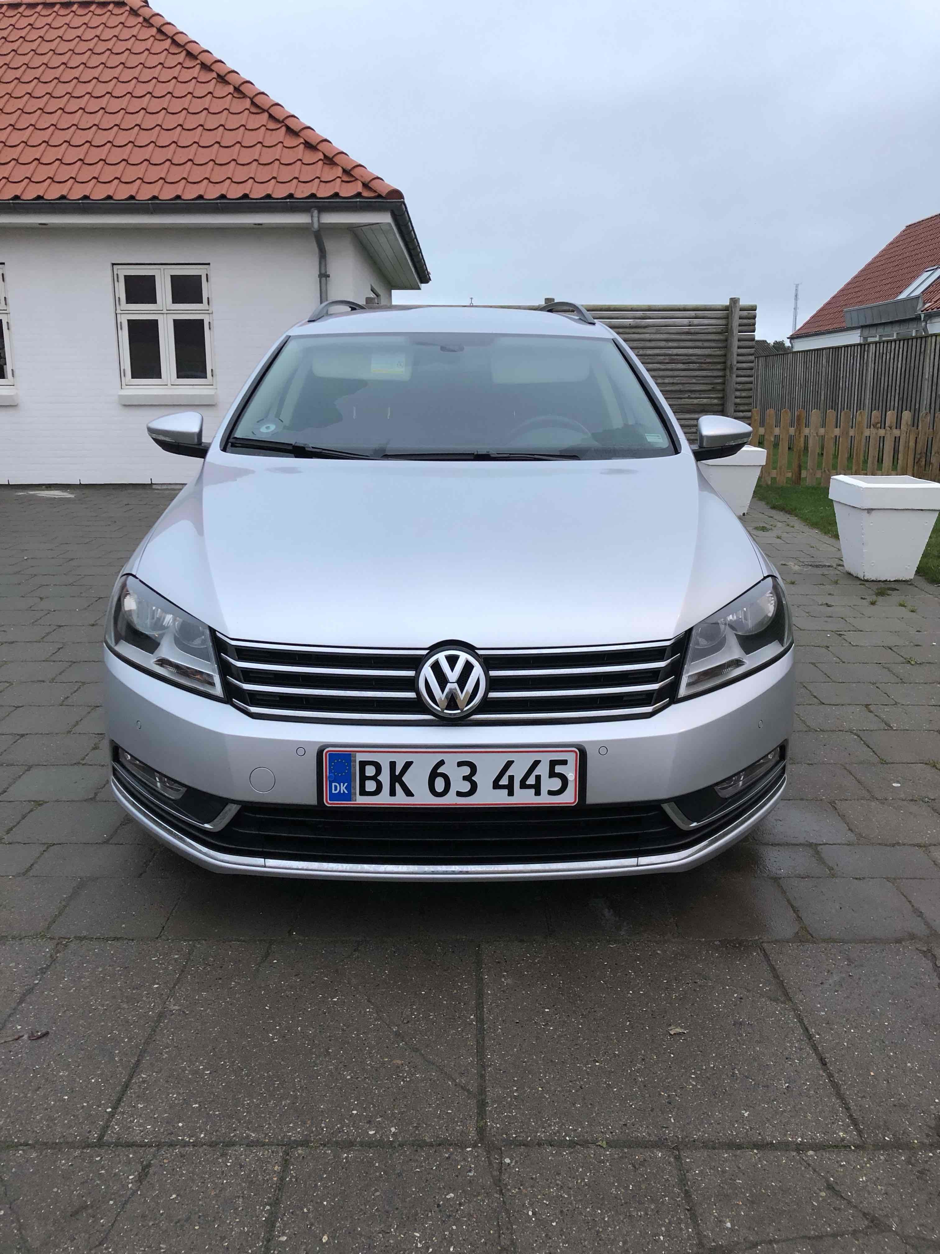 Grå VW Passat fra 2012