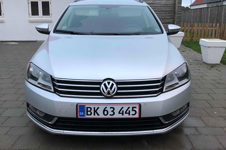 Grå VW Passat fra 2012