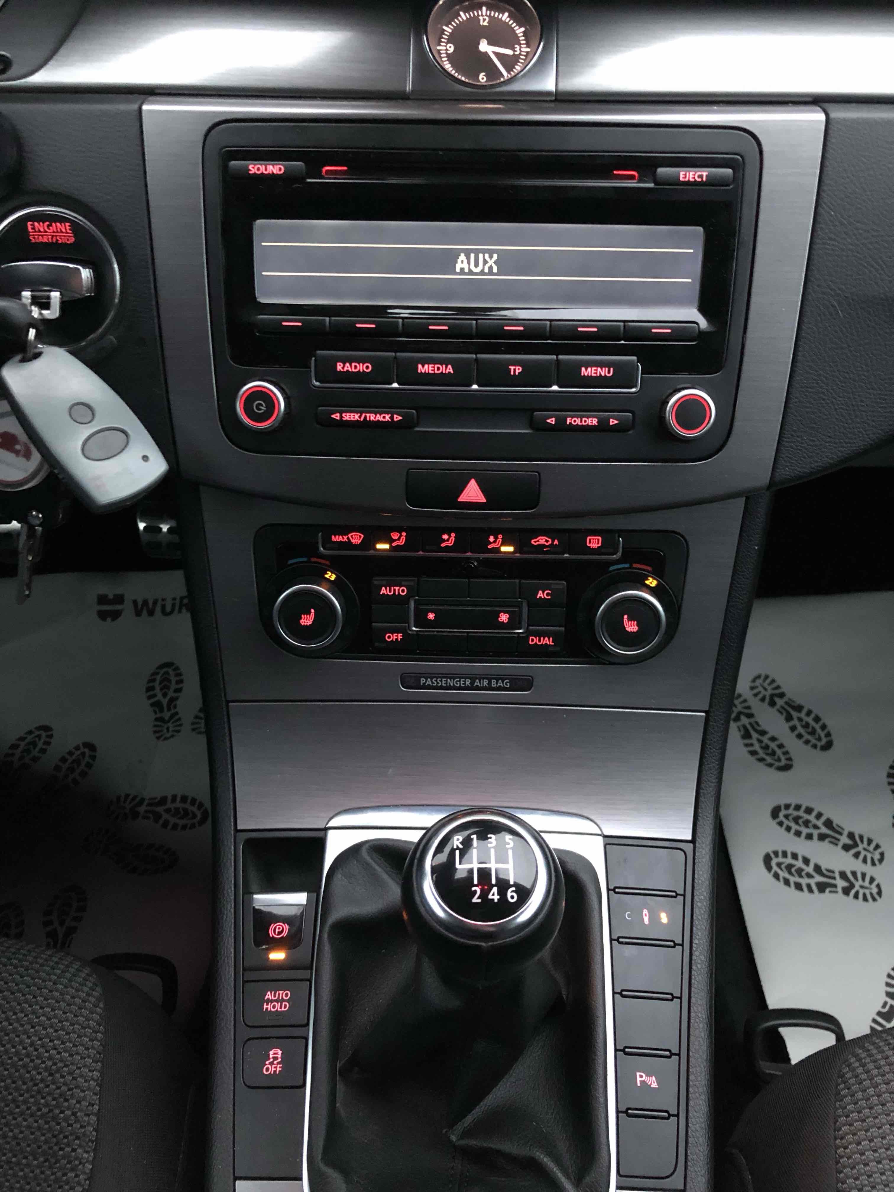 Grå VW Passat fra 2012