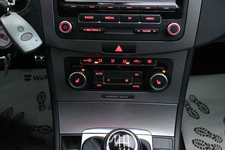 Grå VW Passat fra 2012