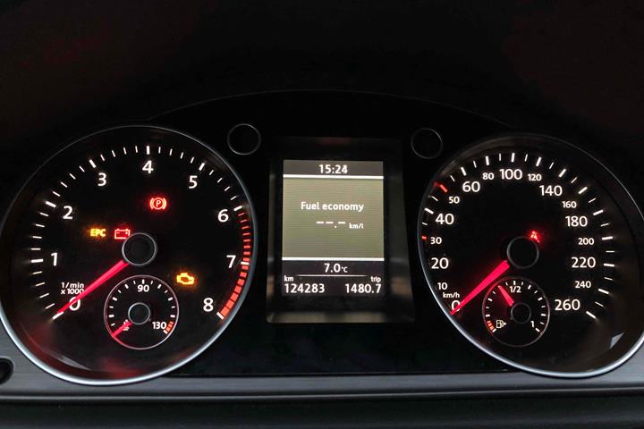 Grå VW Passat fra 2012