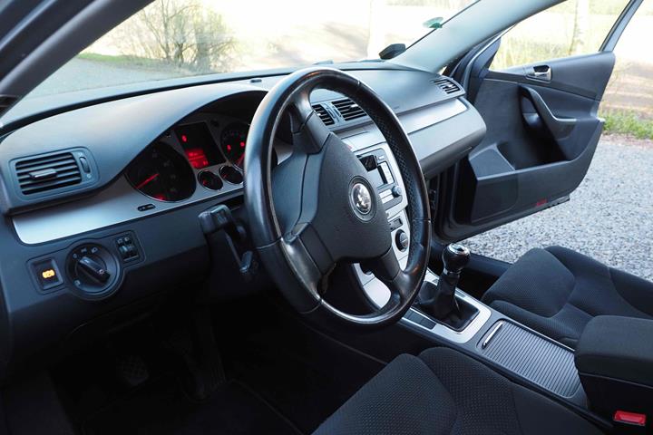Grå VW Passat fra 2007
