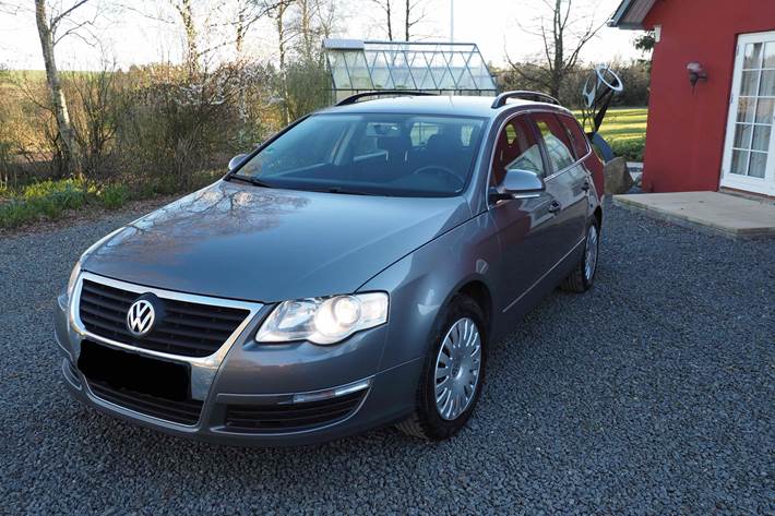 Grå VW Passat fra 2007