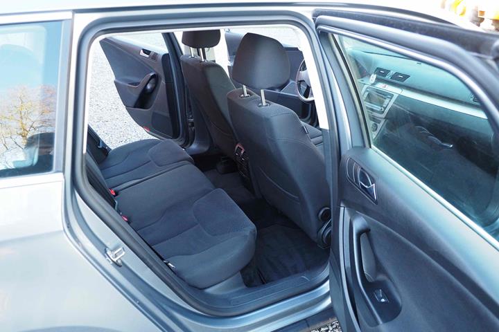 Grå VW Passat fra 2007