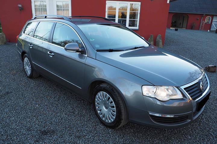 Grå VW Passat fra 2007