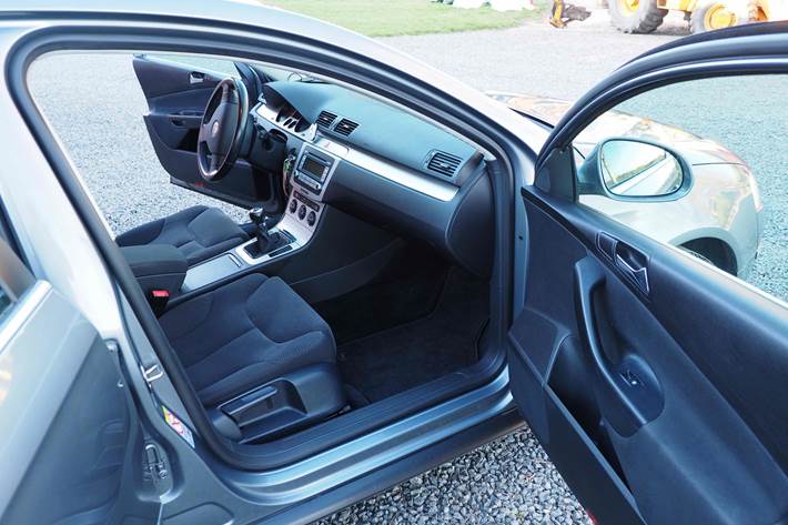 Grå VW Passat fra 2007