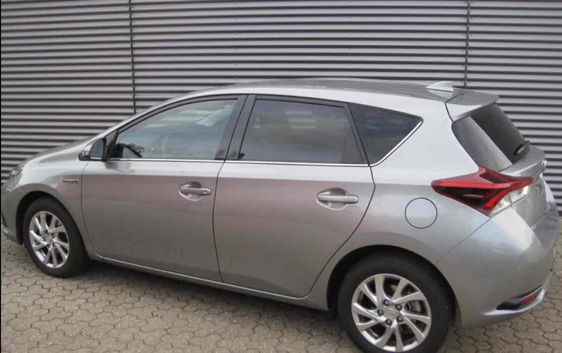 Grå Toyota Auris fra 2015