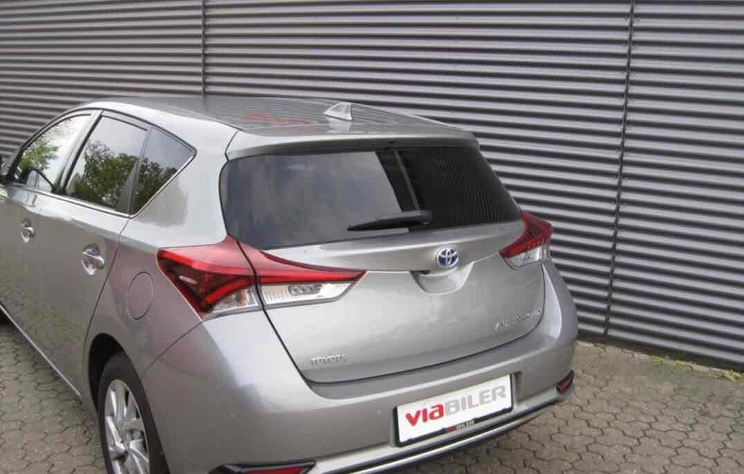 Grå Toyota Auris fra 2015
