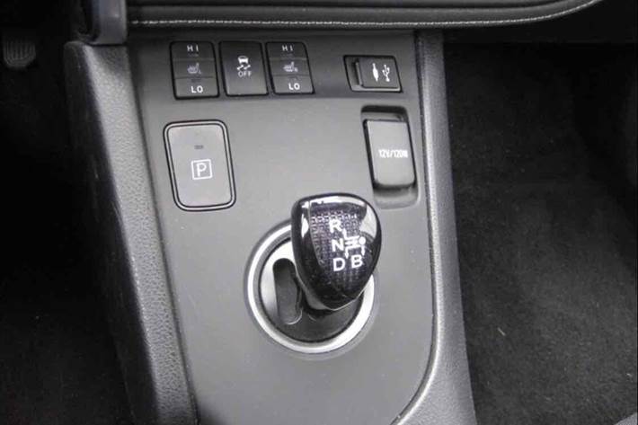 Grå Toyota Auris fra 2015