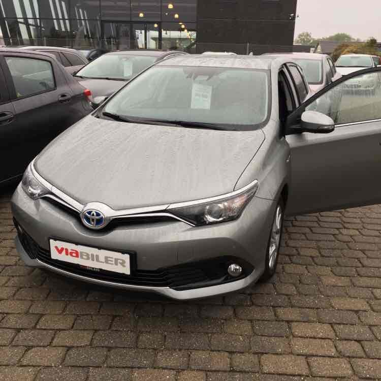 Grå Toyota Auris fra 2015