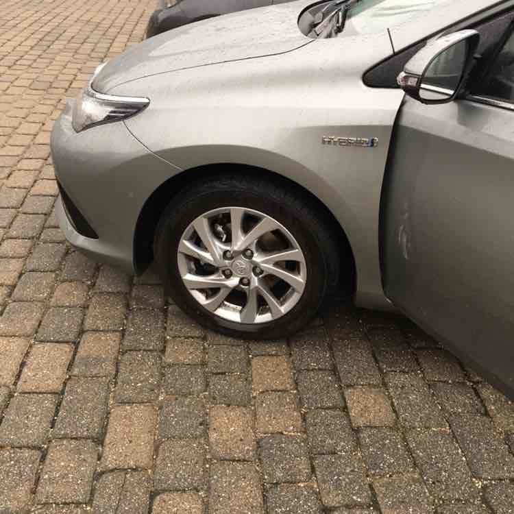 Grå Toyota Auris fra 2015