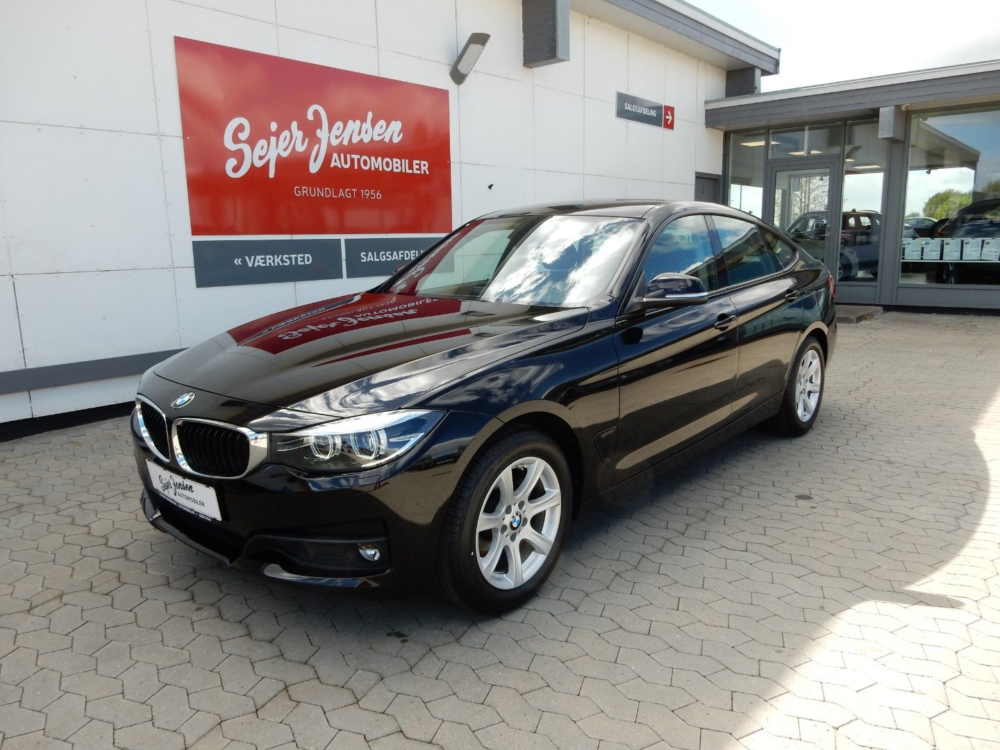 Sort BMW 320d fra 2017