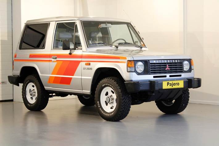 Grå Mitsubishi Pajero fra 1986
