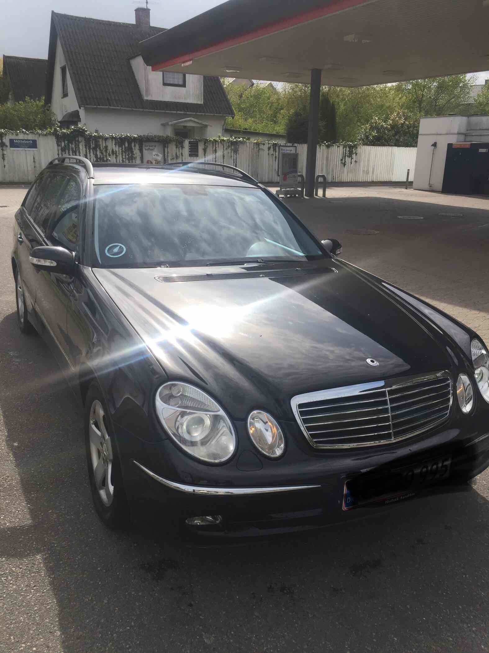 Sort Mercedes E220 fra 2004