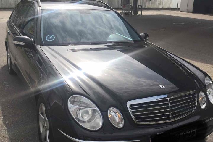 Sort Mercedes E220 fra 2004