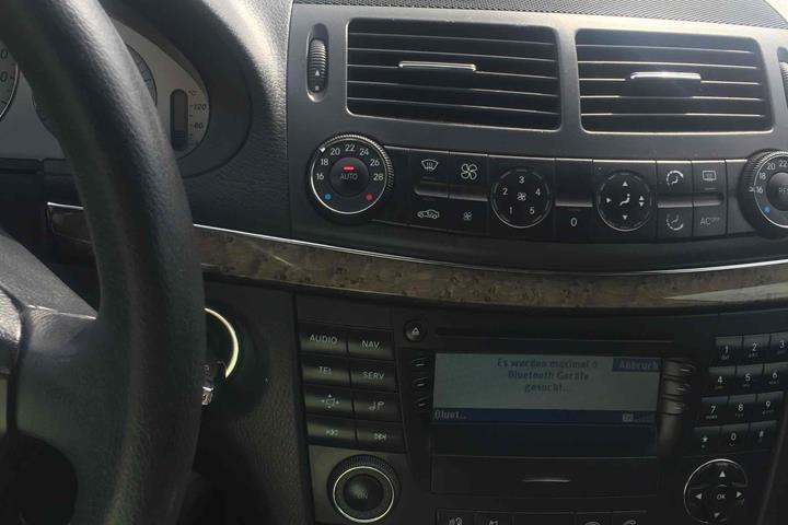 Sort Mercedes E220 fra 2004