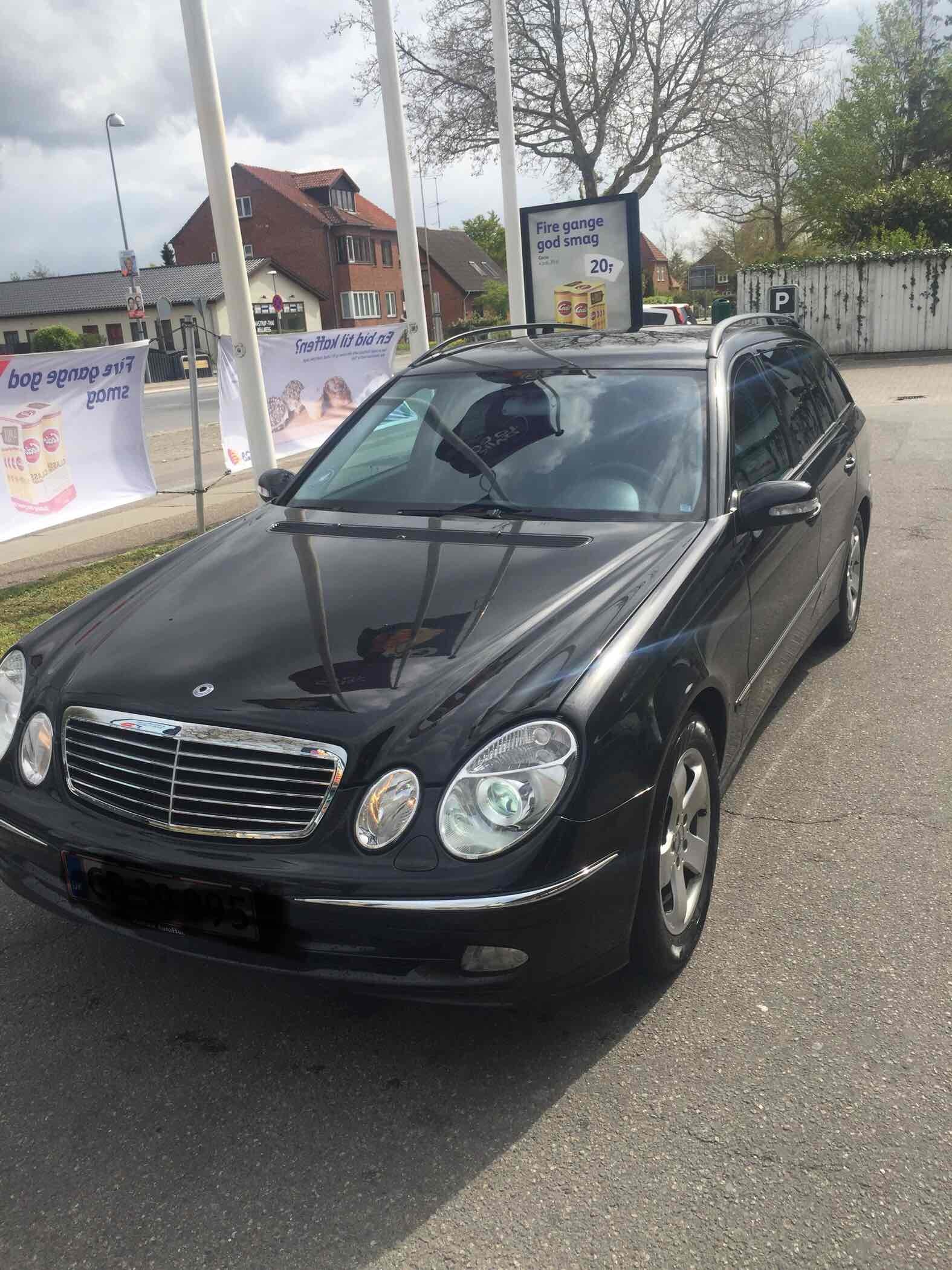 Sort Mercedes E220 fra 2004