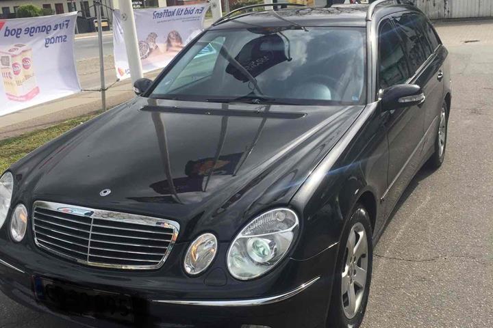 Sort Mercedes E220 fra 2004