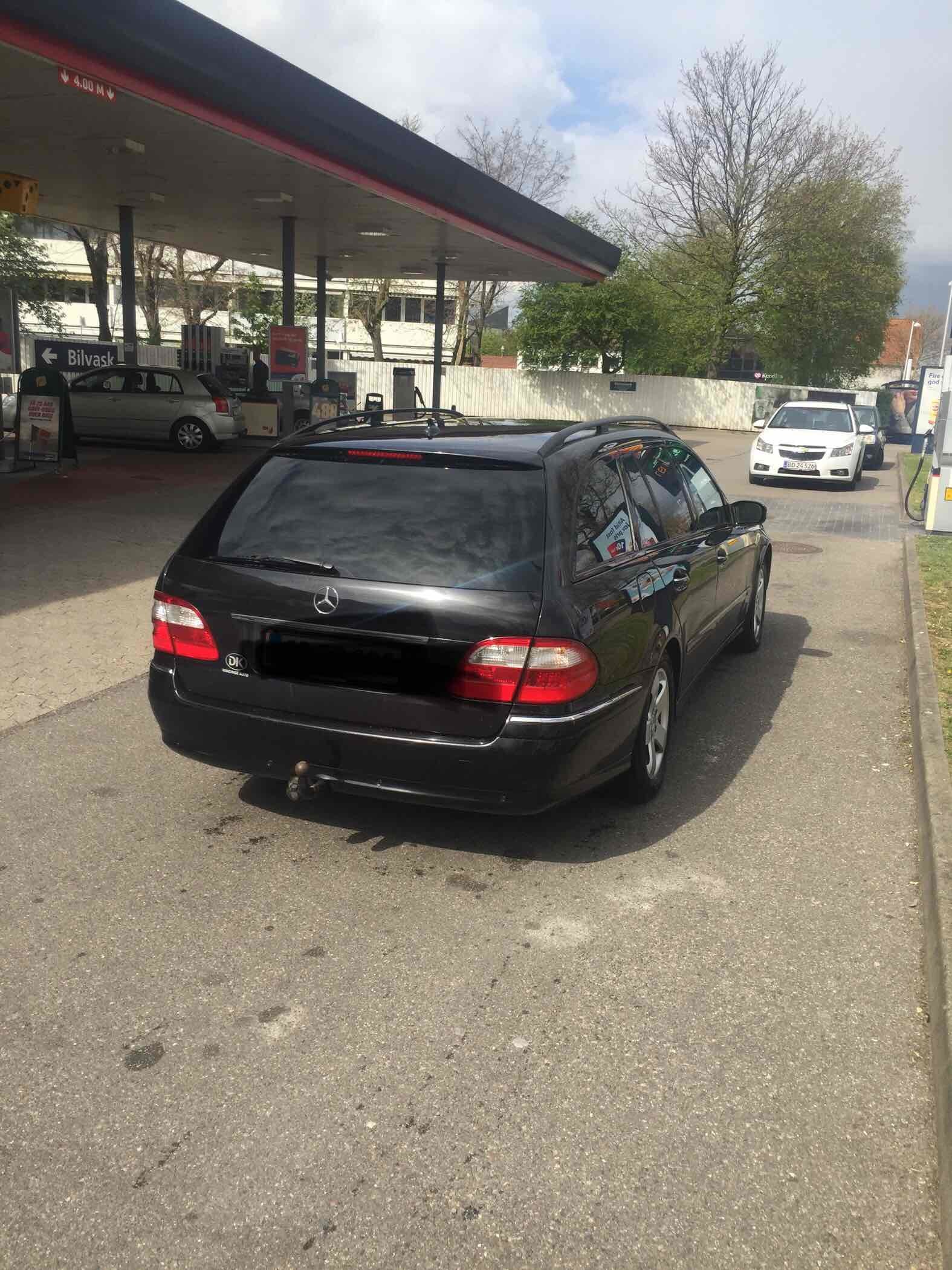 Sort Mercedes E220 fra 2004