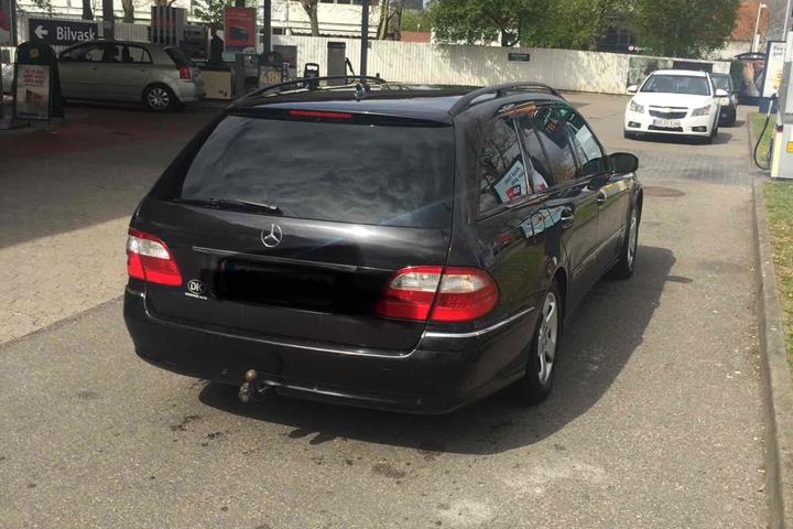 Sort Mercedes E220 fra 2004