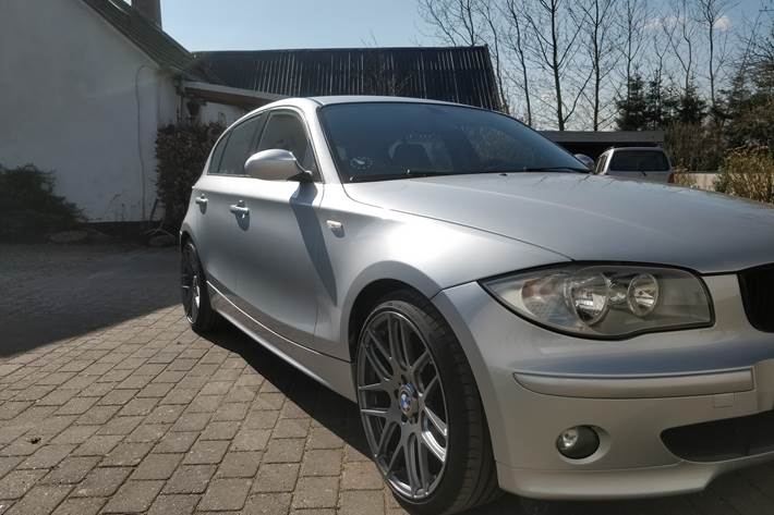 Grå BMW 118d fra 2007
