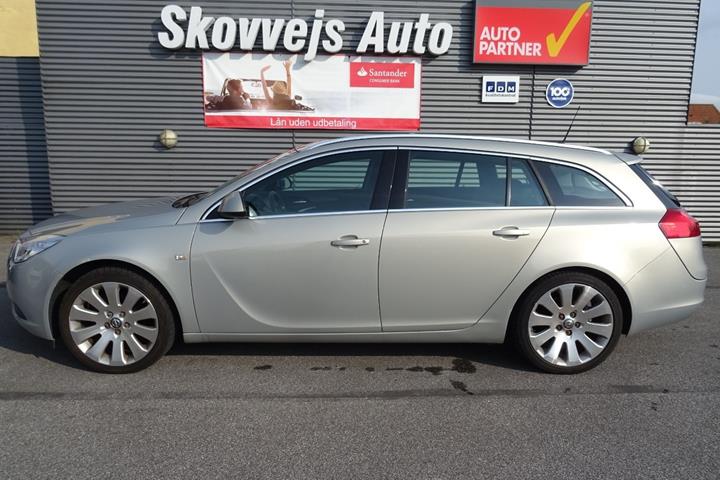 Grå Opel Insignia fra 2009