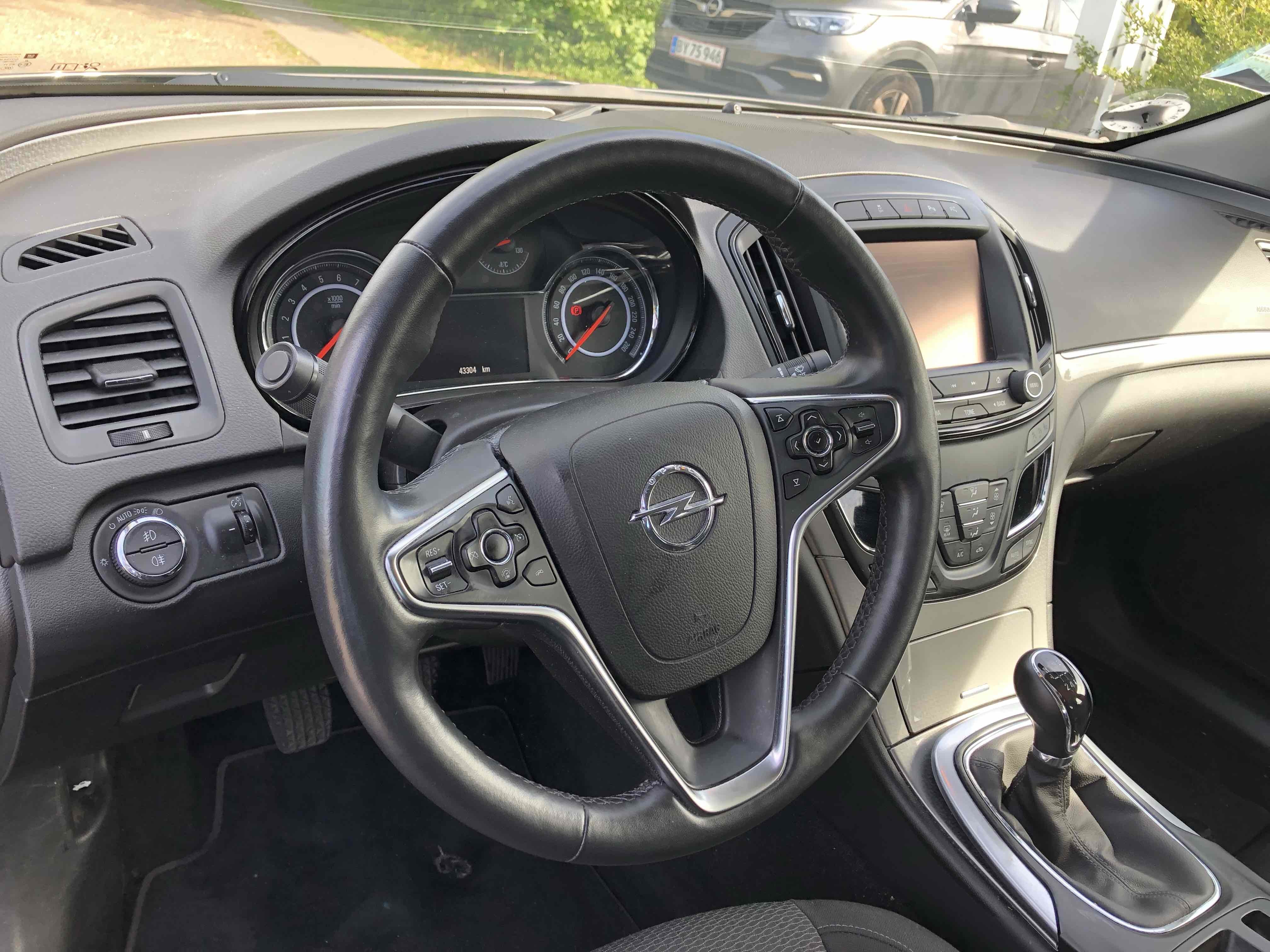 Grå Opel Insignia fra 2016