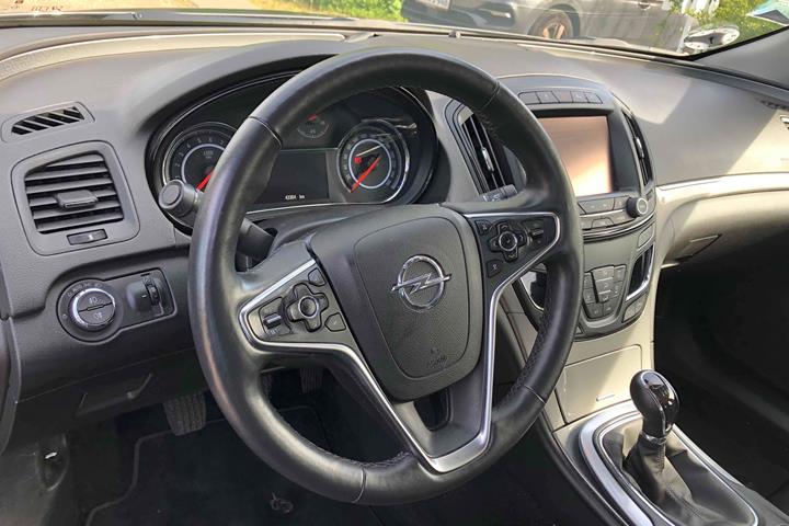 Grå Opel Insignia fra 2016