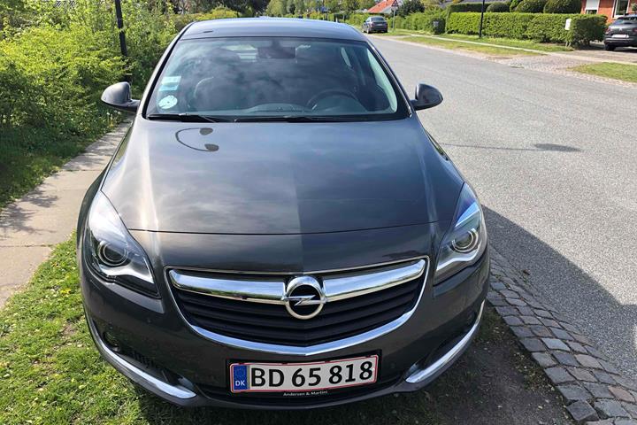 Grå Opel Insignia fra 2016