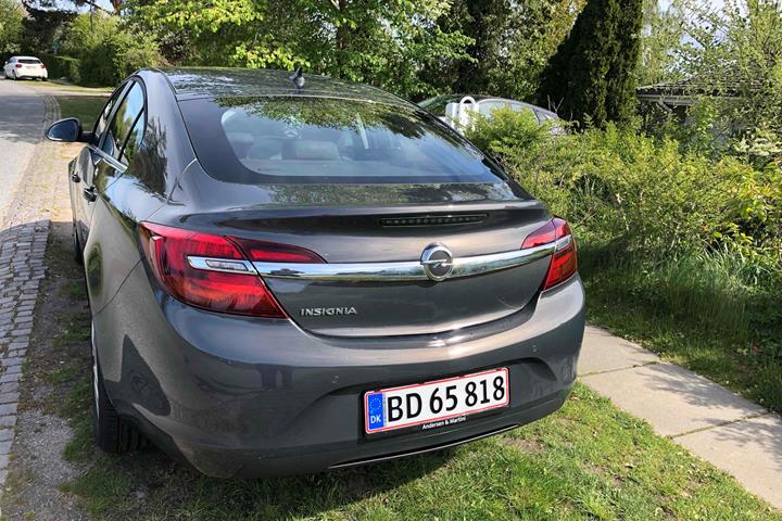 Grå Opel Insignia fra 2016