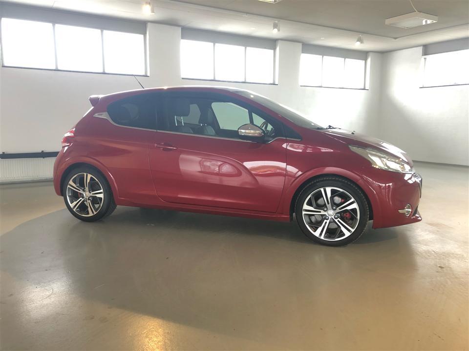 Rød Peugeot 208 fra 2013