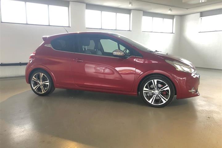 Rød Peugeot 208 fra 2013
