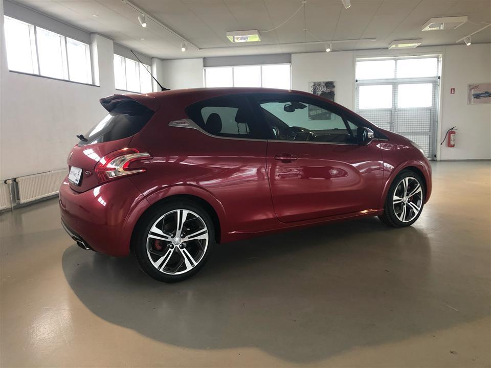 Rød Peugeot 208 fra 2013