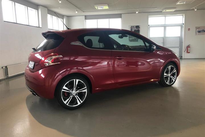 Rød Peugeot 208 fra 2013