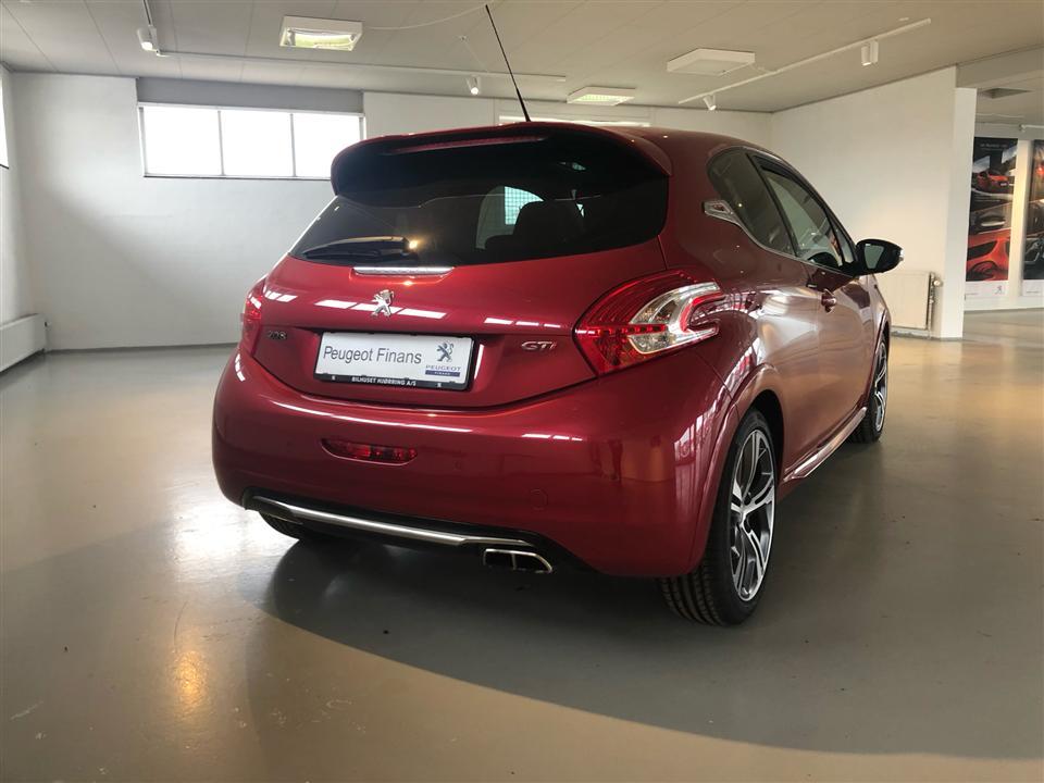 Rød Peugeot 208 fra 2013
