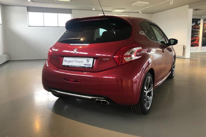Rød Peugeot 208 fra 2013