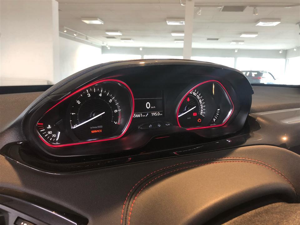 Rød Peugeot 208 fra 2013