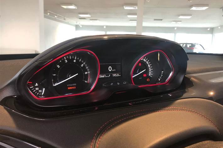 Rød Peugeot 208 fra 2013