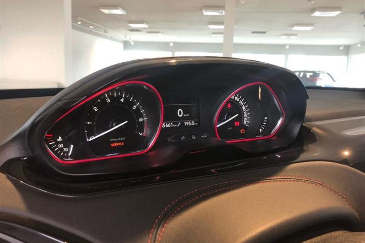Rød Peugeot 208 fra 2013