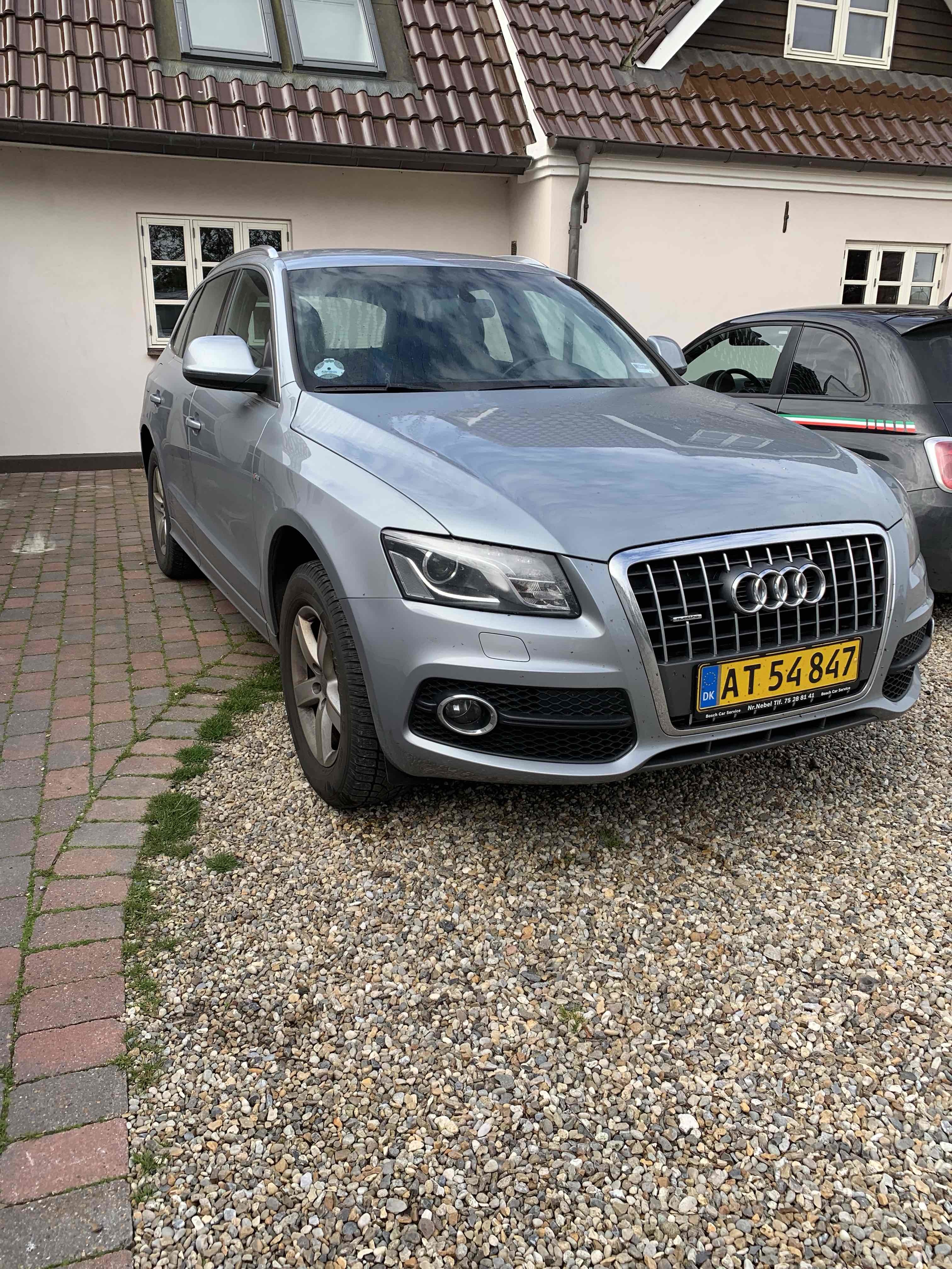 Grå Audi Q5 fra 2009