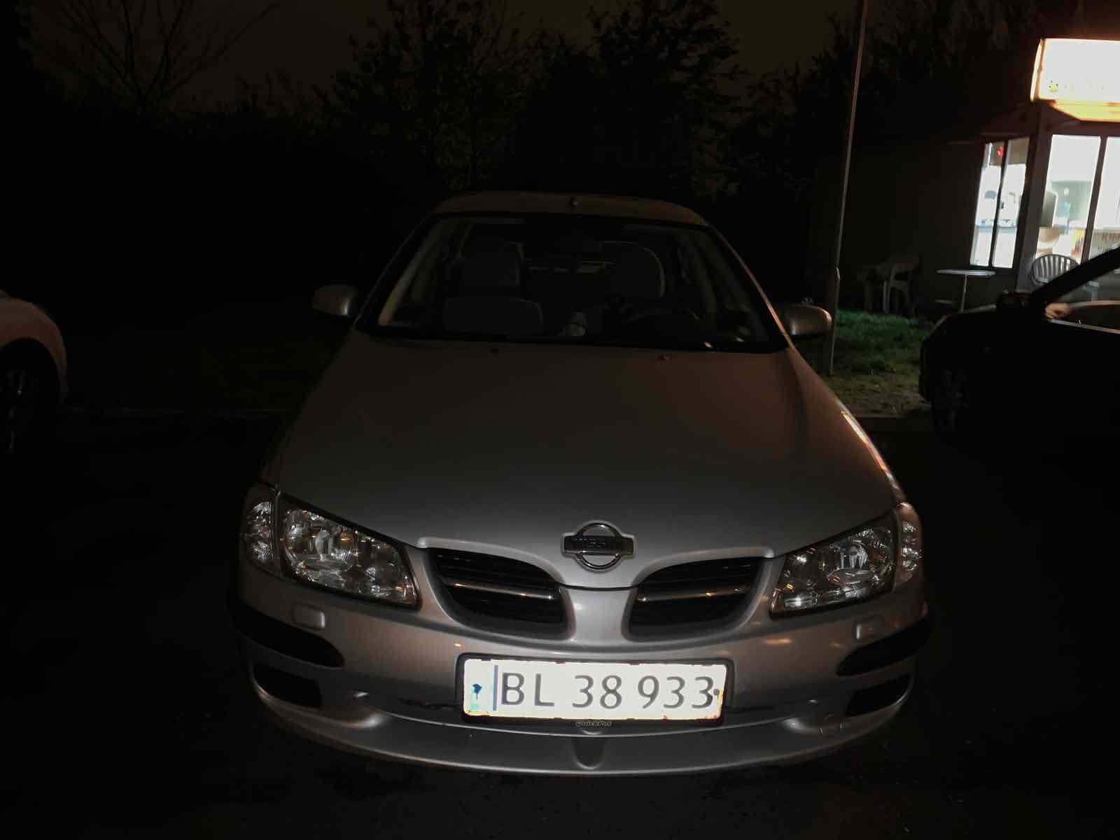 Grå Nissan Almera fra 2002